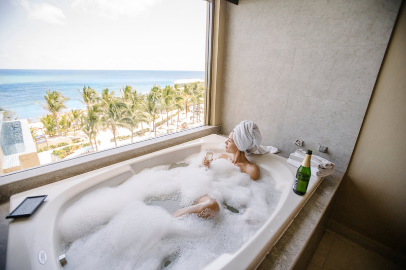 Suite bath tub ocean view